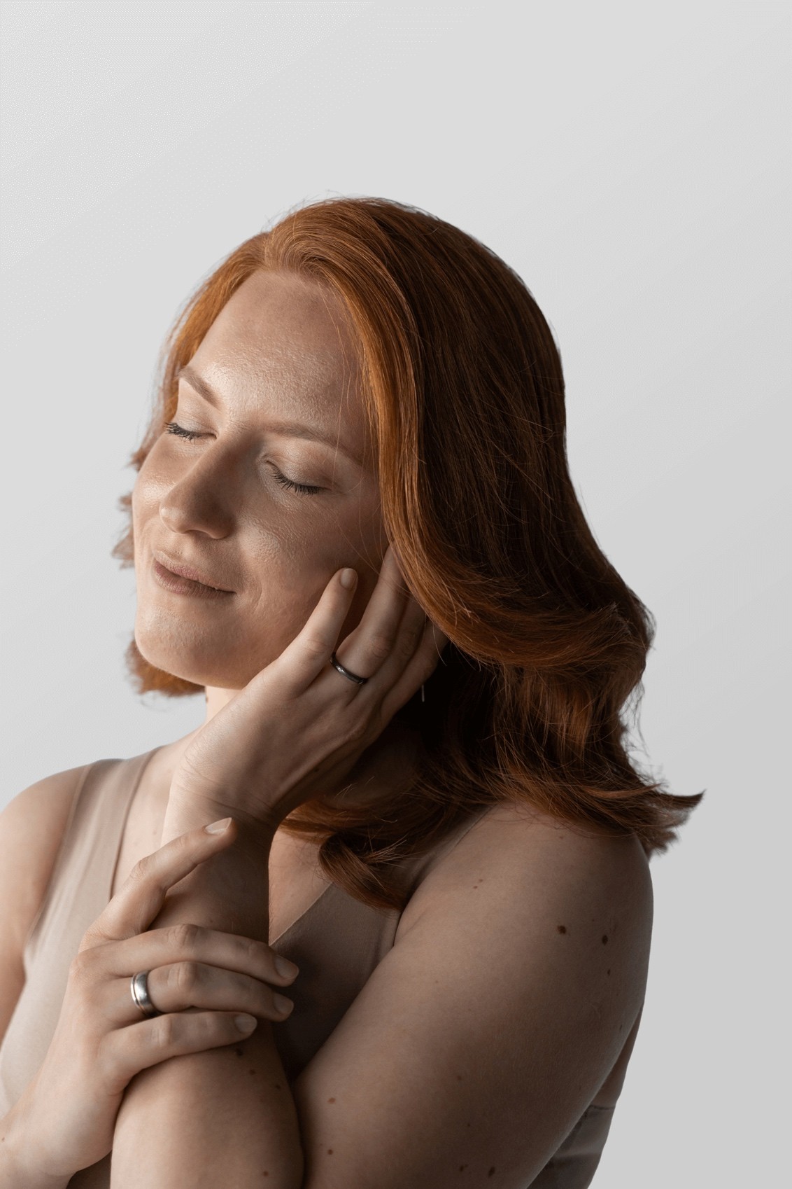 Sesja zdjęciowa dla Healthy Skin Clinic – portret kobiety, delikatny gest dotyku