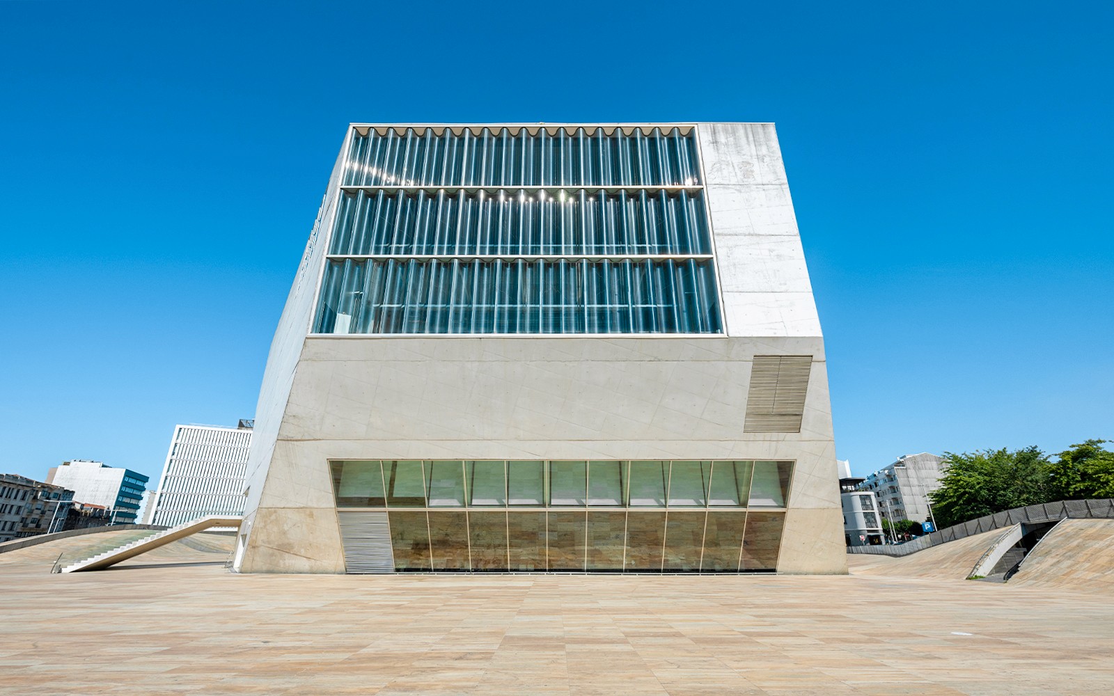 Casa da Música koncertterem külső része Porto városában, Portugáliában.
