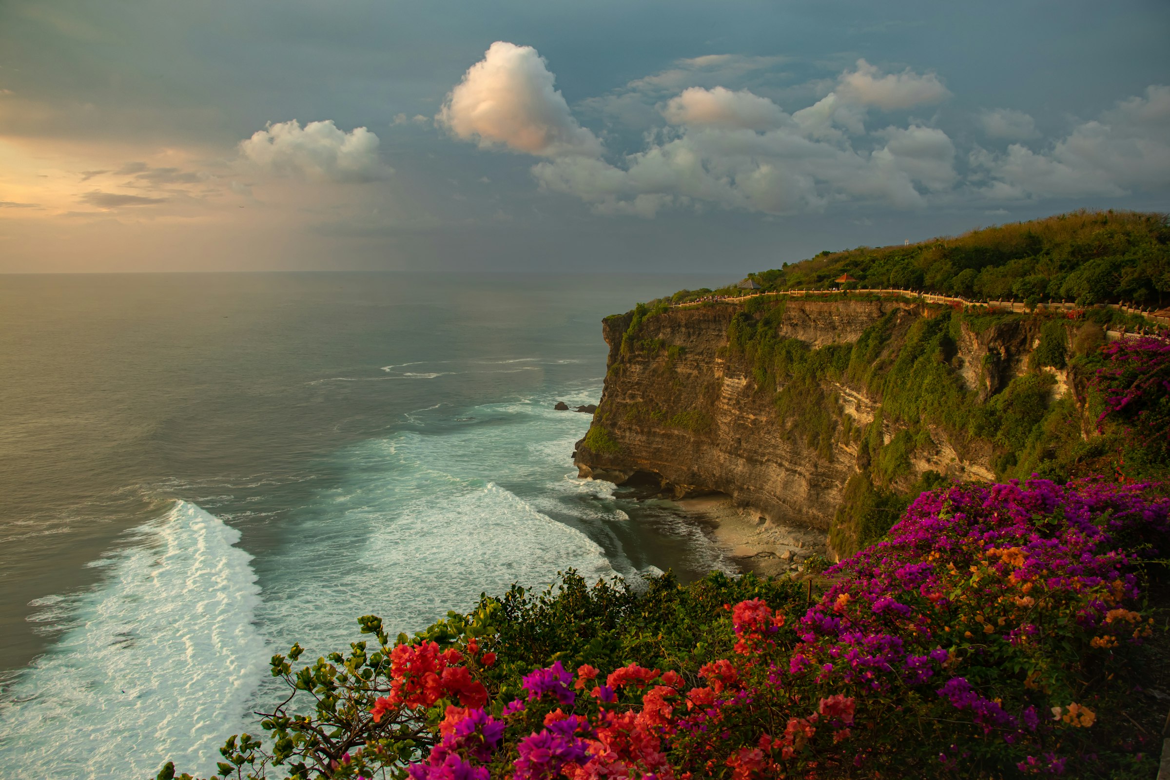 Útes Uluwatu nad mořem