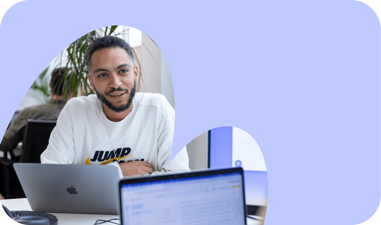 Photo d’un employé Solarock qui travaille au bureau d’étude. Il s’occupe de toutes les démarches administratives, et au global, de la gestion complète du projet