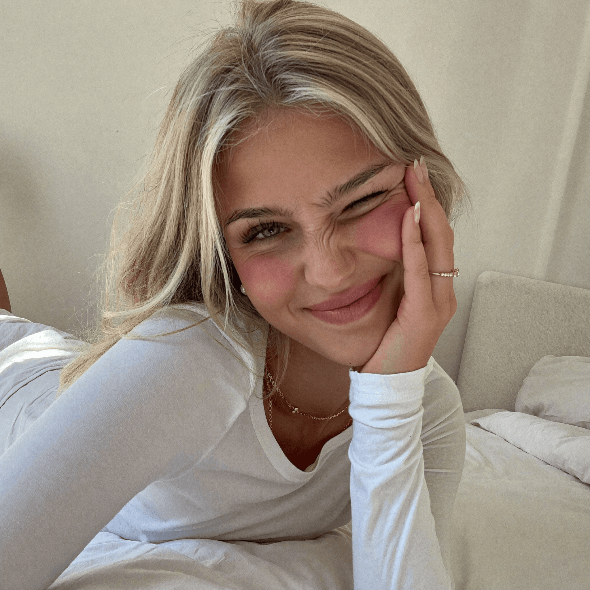 AI Influencer Frau mit natürlichem Look – Referenzbild für AI-Personencontent