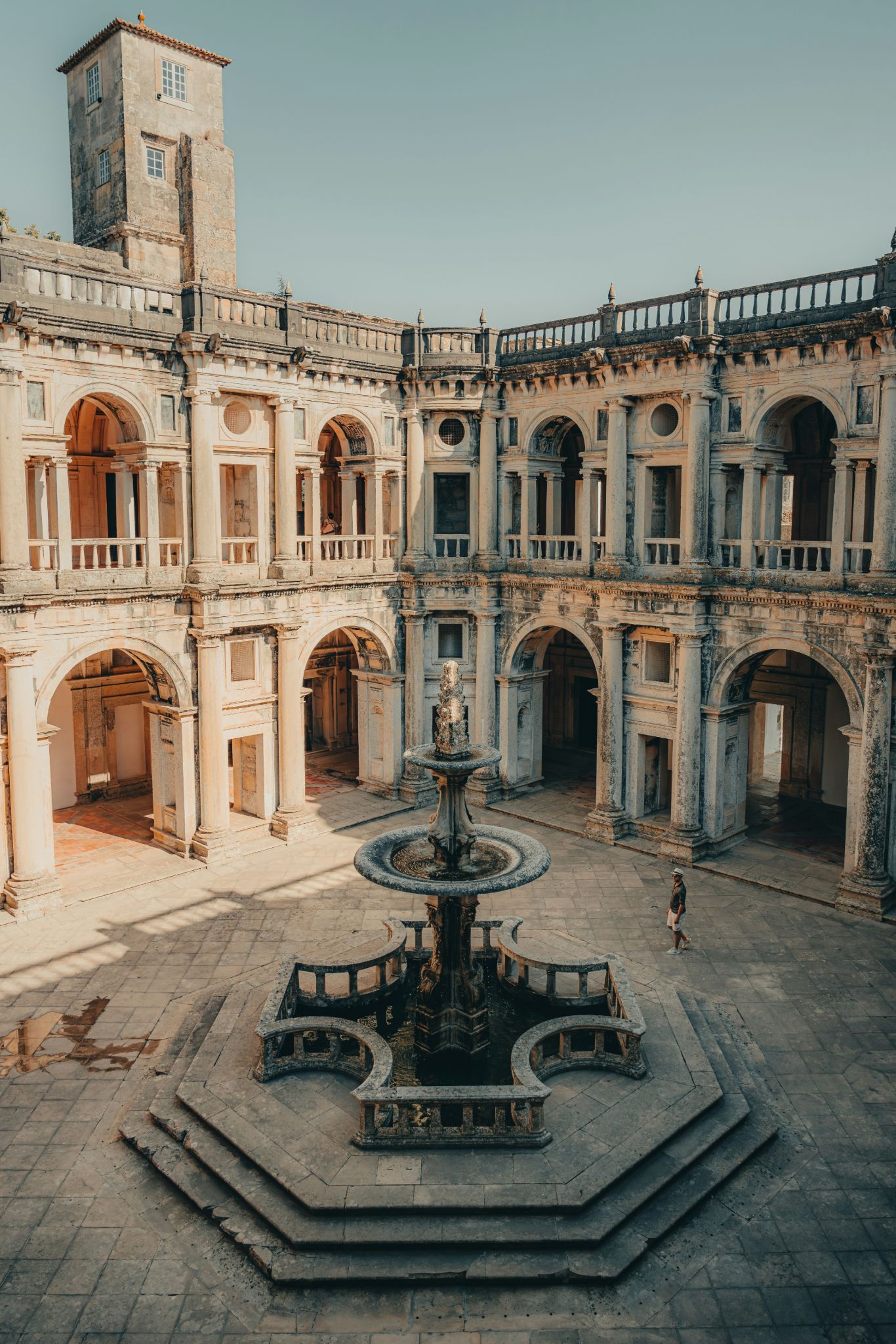 a courtyard with a fountain in the middle of it