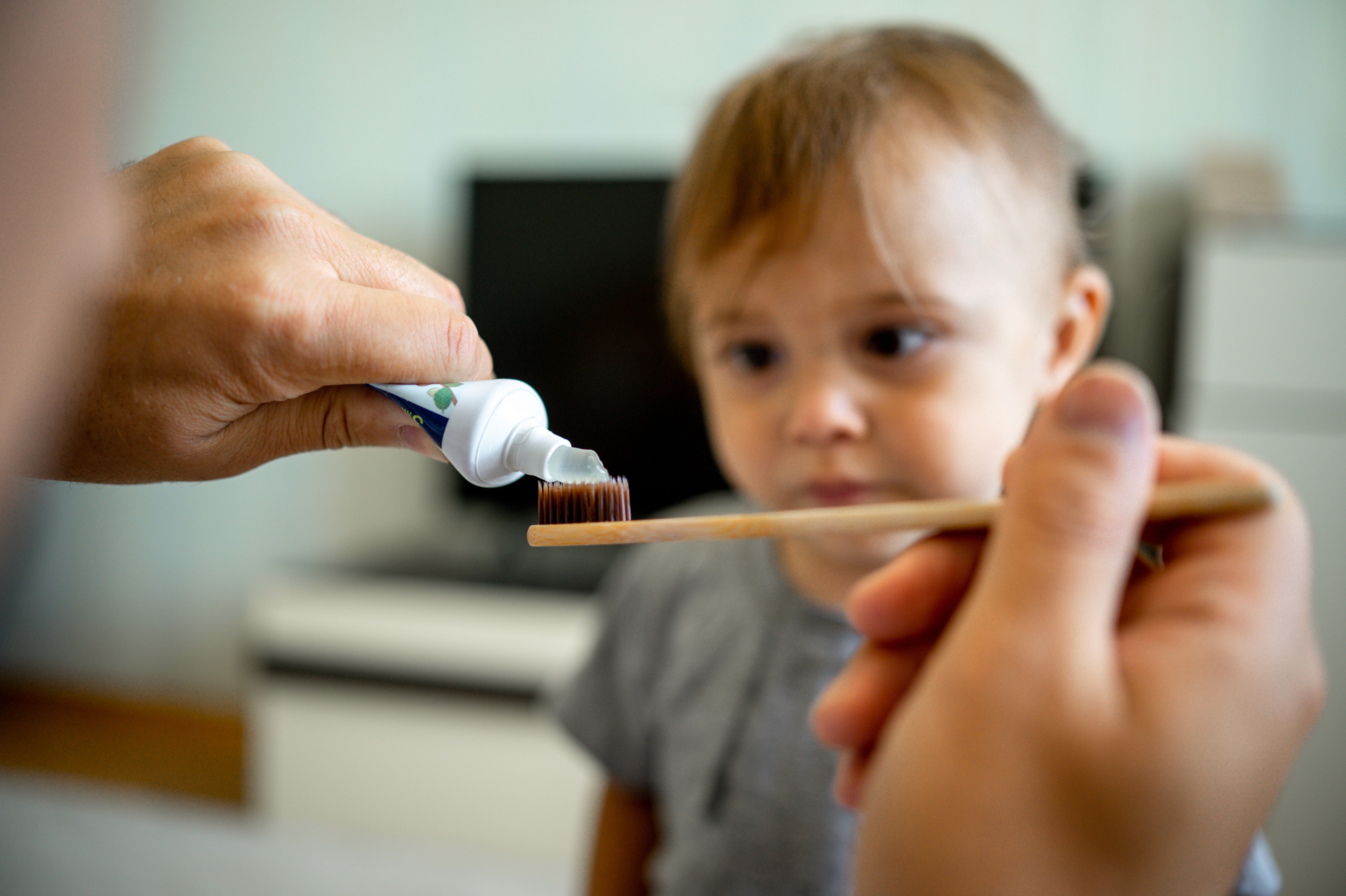 baby putzt zähne