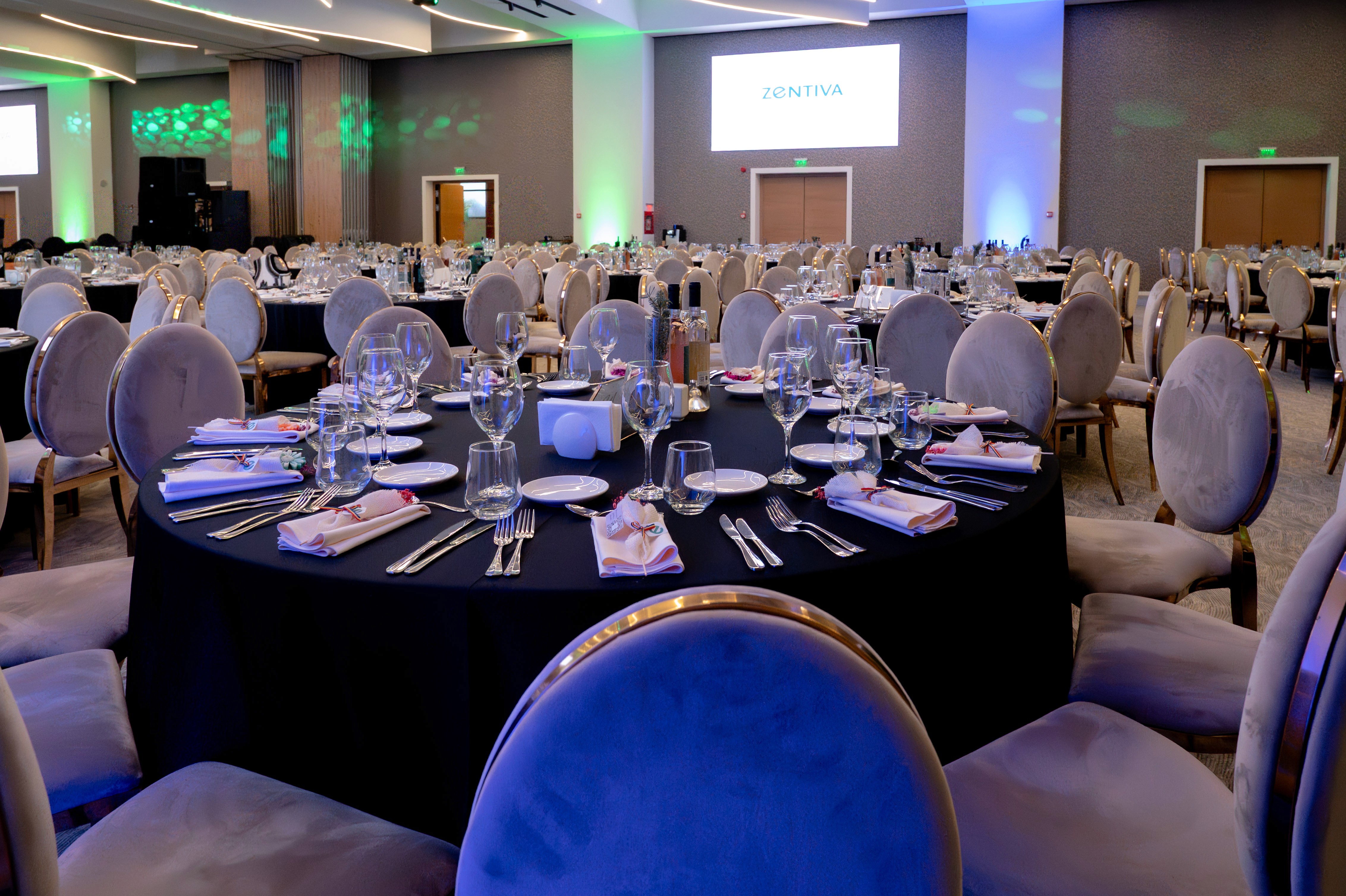 Aranjamente de masă elegante la petrecerea corporate de Crăciun — fotografie detaliu pentru evenimente corporate.