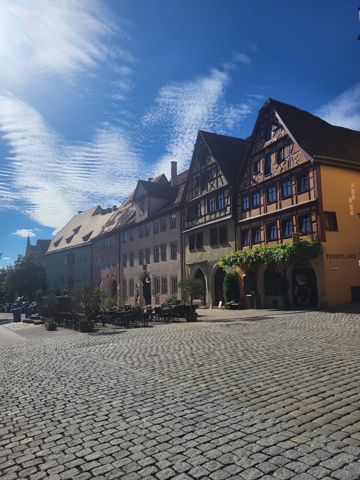 Fotografische Aufnahme von Rothenburg ob der Tauber, showcasing die malerische Altstadt und ihre Fachwerkhäuser.