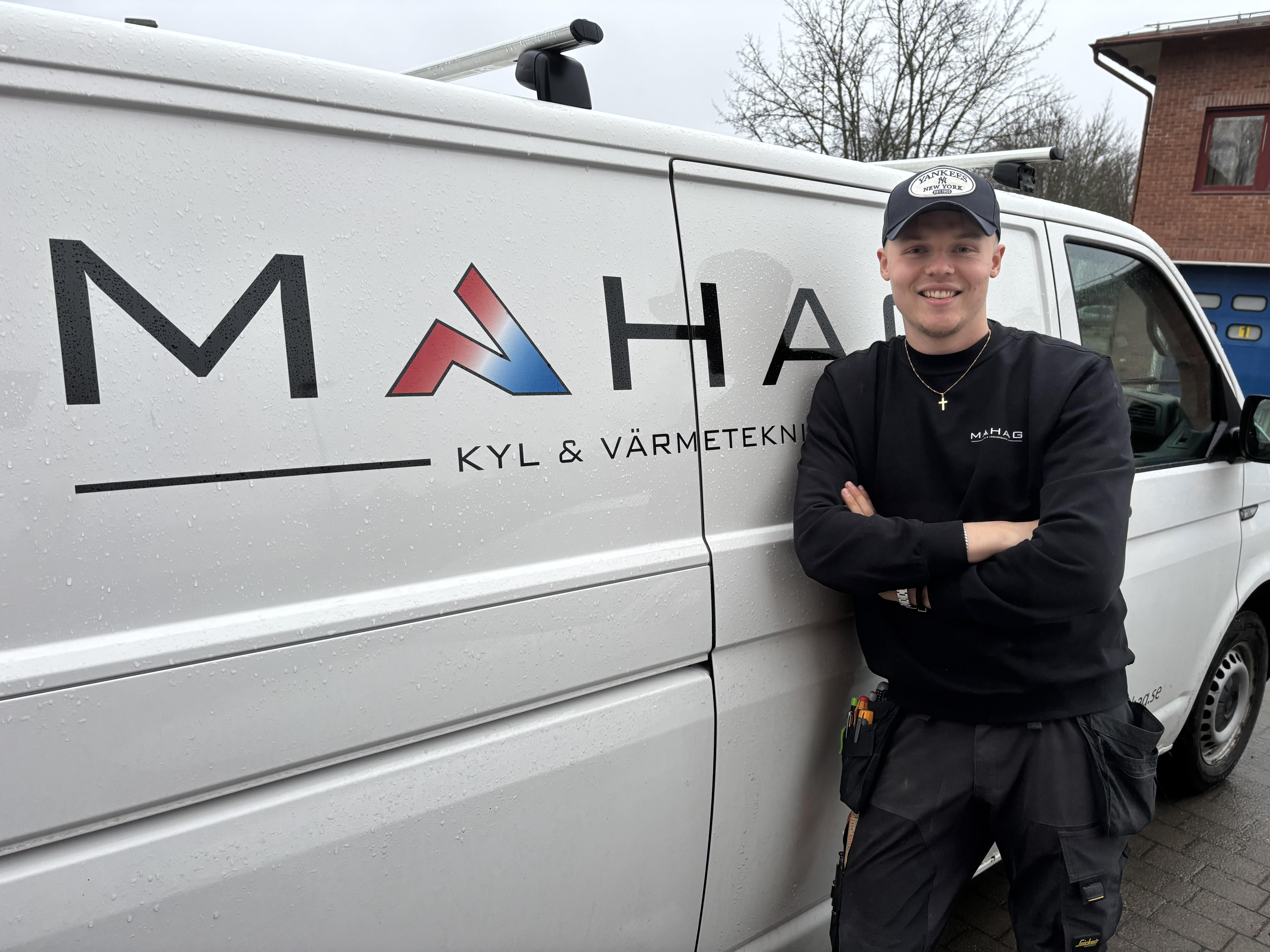 Marcus Hagwall framför Mahag-firmabilen