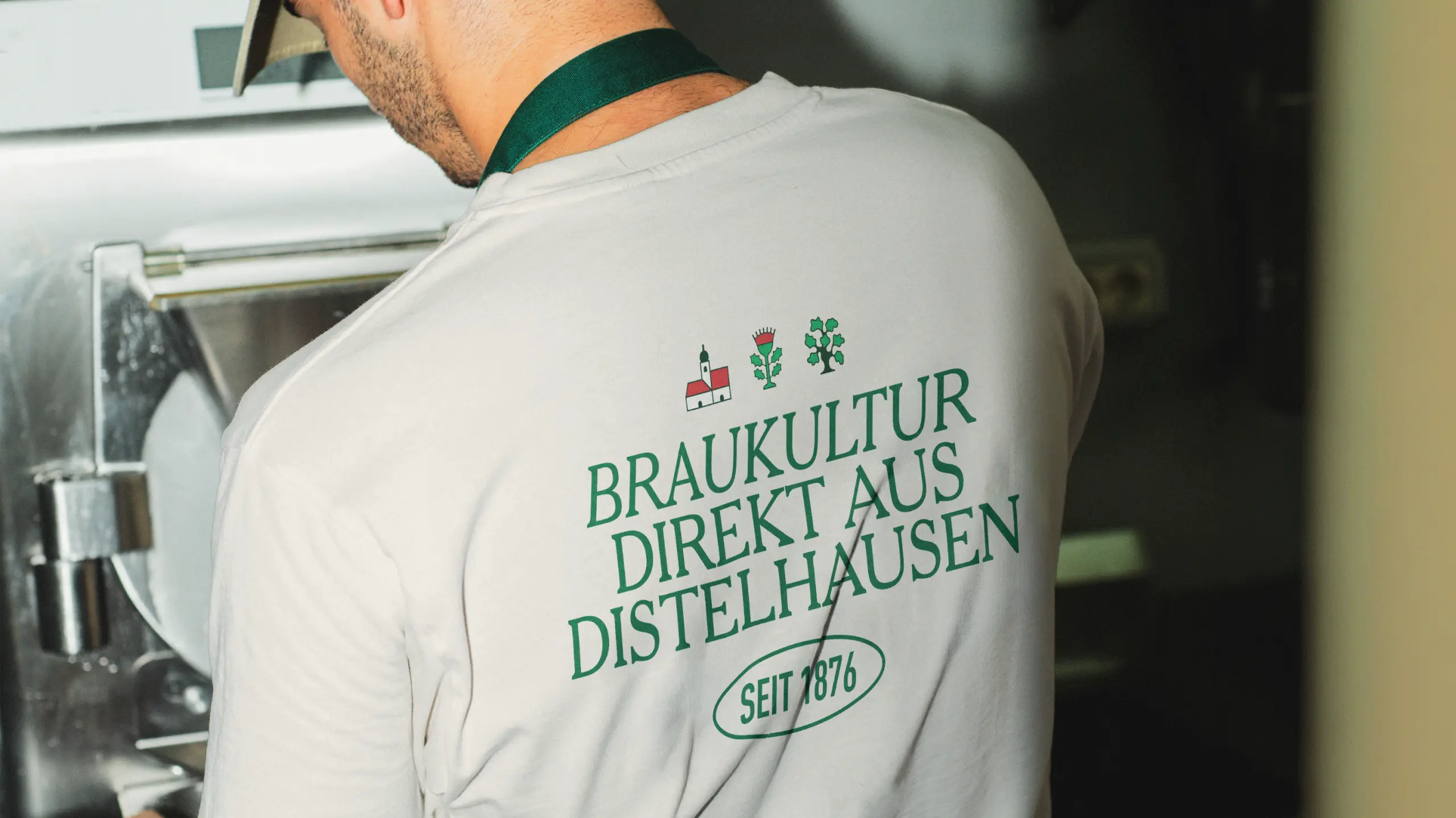 Drei MPZ-Banner zwischen Säulen mit Fahrrad, Logo und Vogelschädel-Motiv