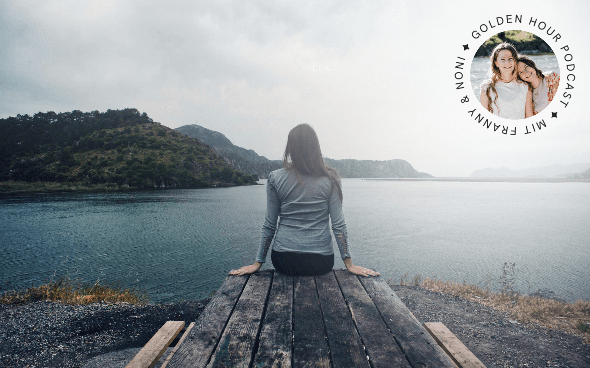 frau sitzt mit Rücken zugewandt entspannt auf einem Steg am Wasser