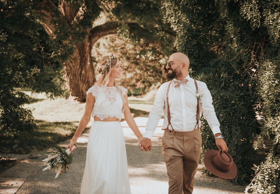 Glückliches Brautpaar bei einer natürlichen Boho-Hochzeit auf der Insel Mainau. fotografiert von Hochzeitsfotograf Marc Schiele.