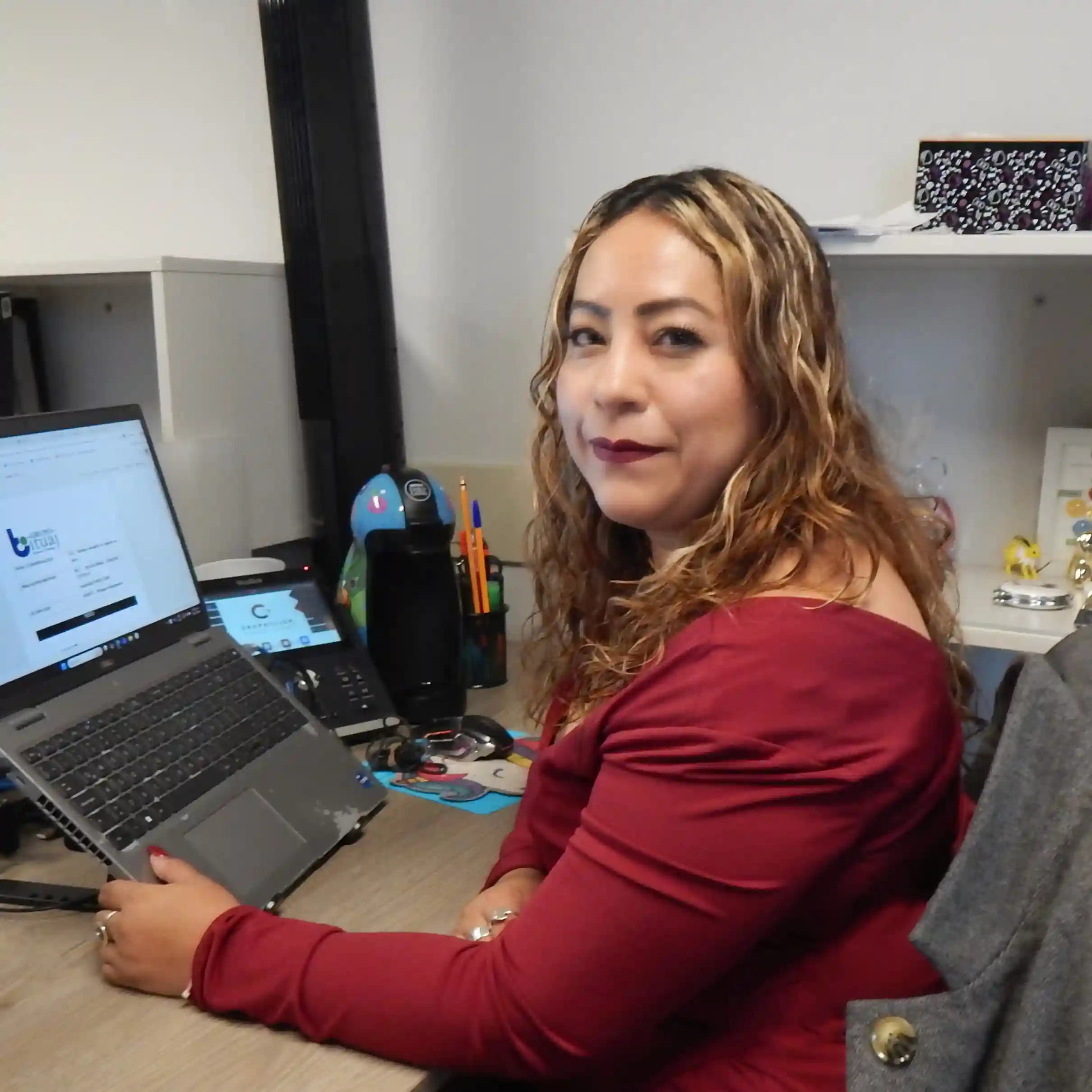 woman on focus photography