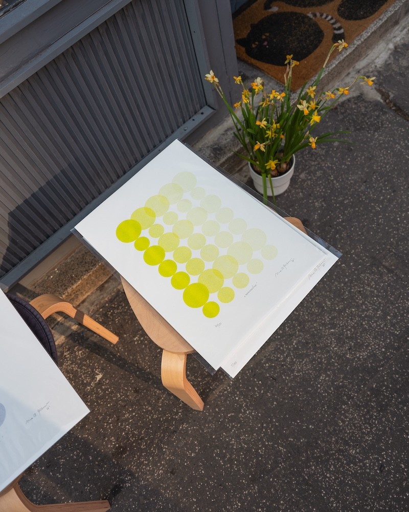 afika BUBBLES s motívom žltých kruhov vystavená pred suvenir shop and coffee