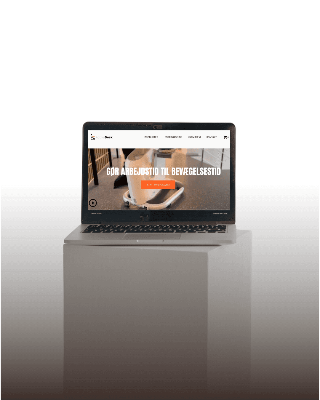 Computer der viser Ergonomisk møbelproducent website, omgivet af en hvid baggrund 