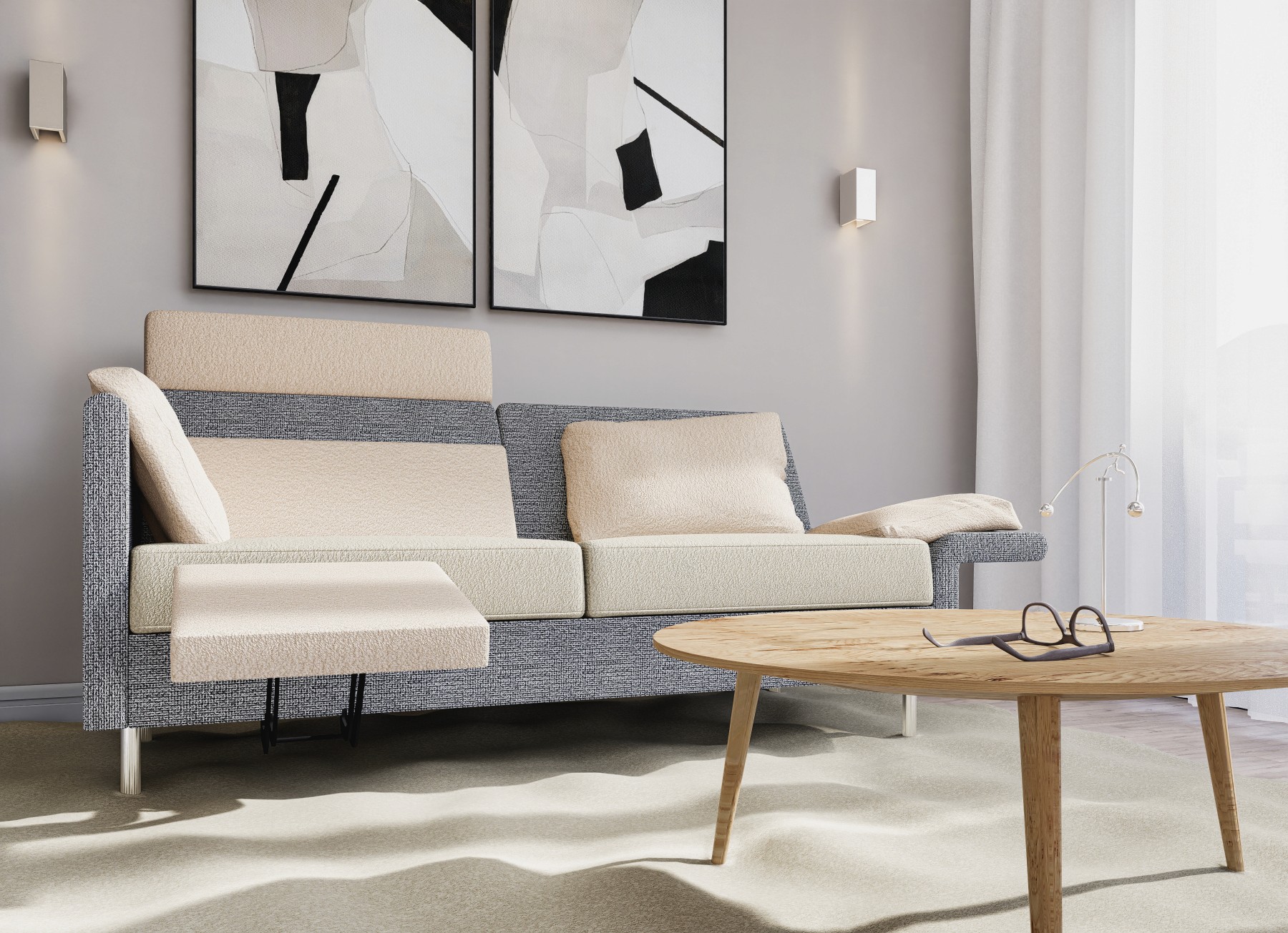 Sofa mit passender Fußstütze in einem modernen Wohnraum.