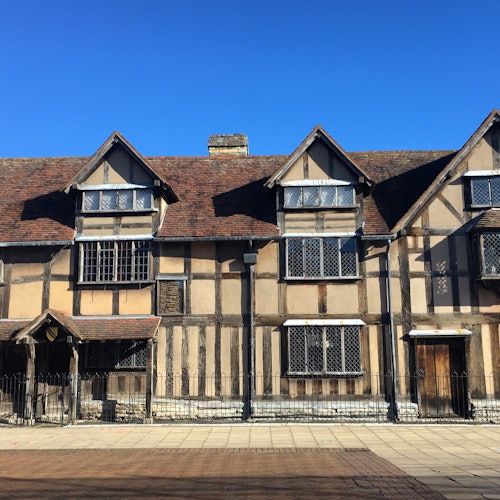 Vor dem Geburtshaus von Shakespeare in der Henley Street