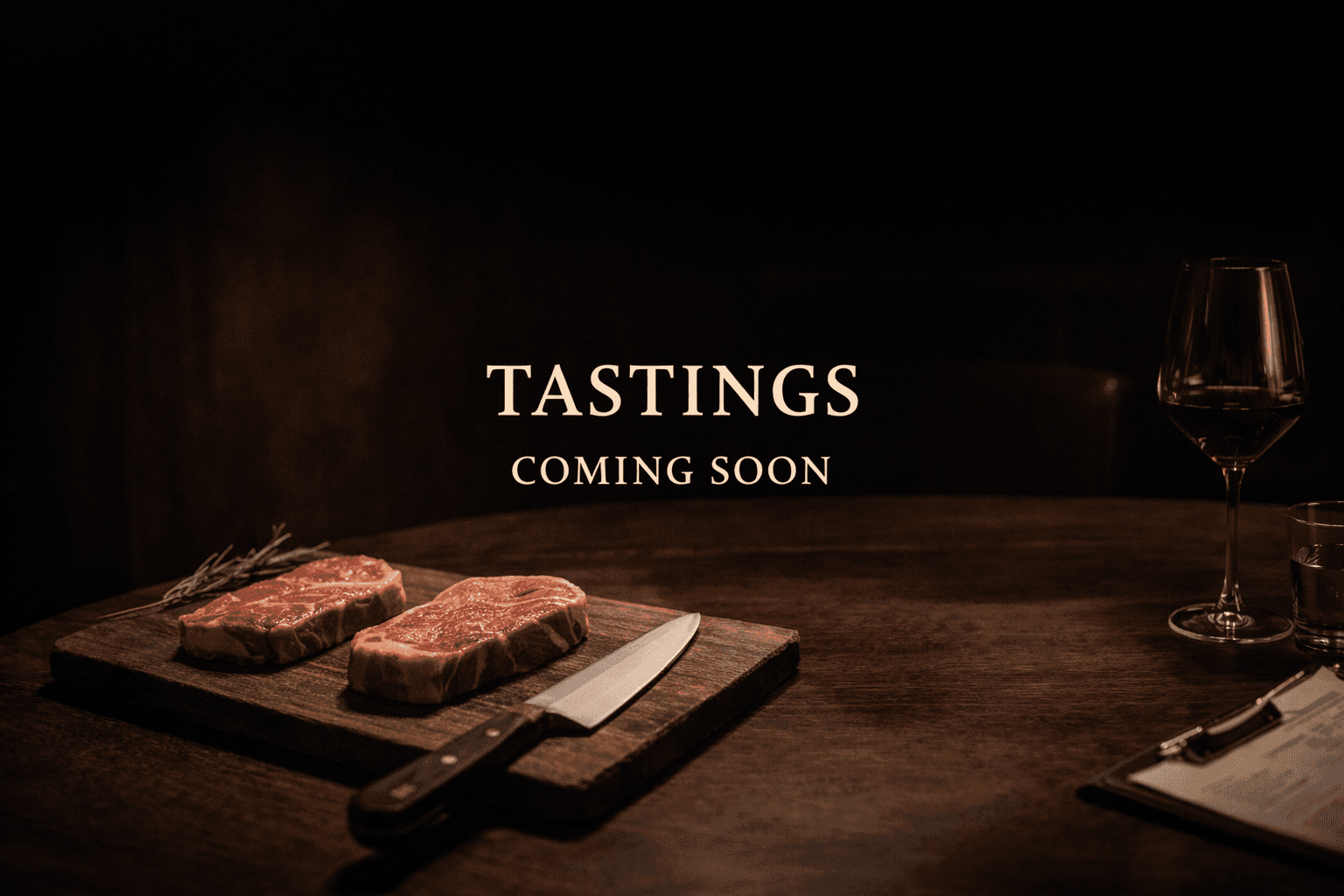 Kuratierte Tasting-Tafel mit Fleischstücken, Messer und Glas