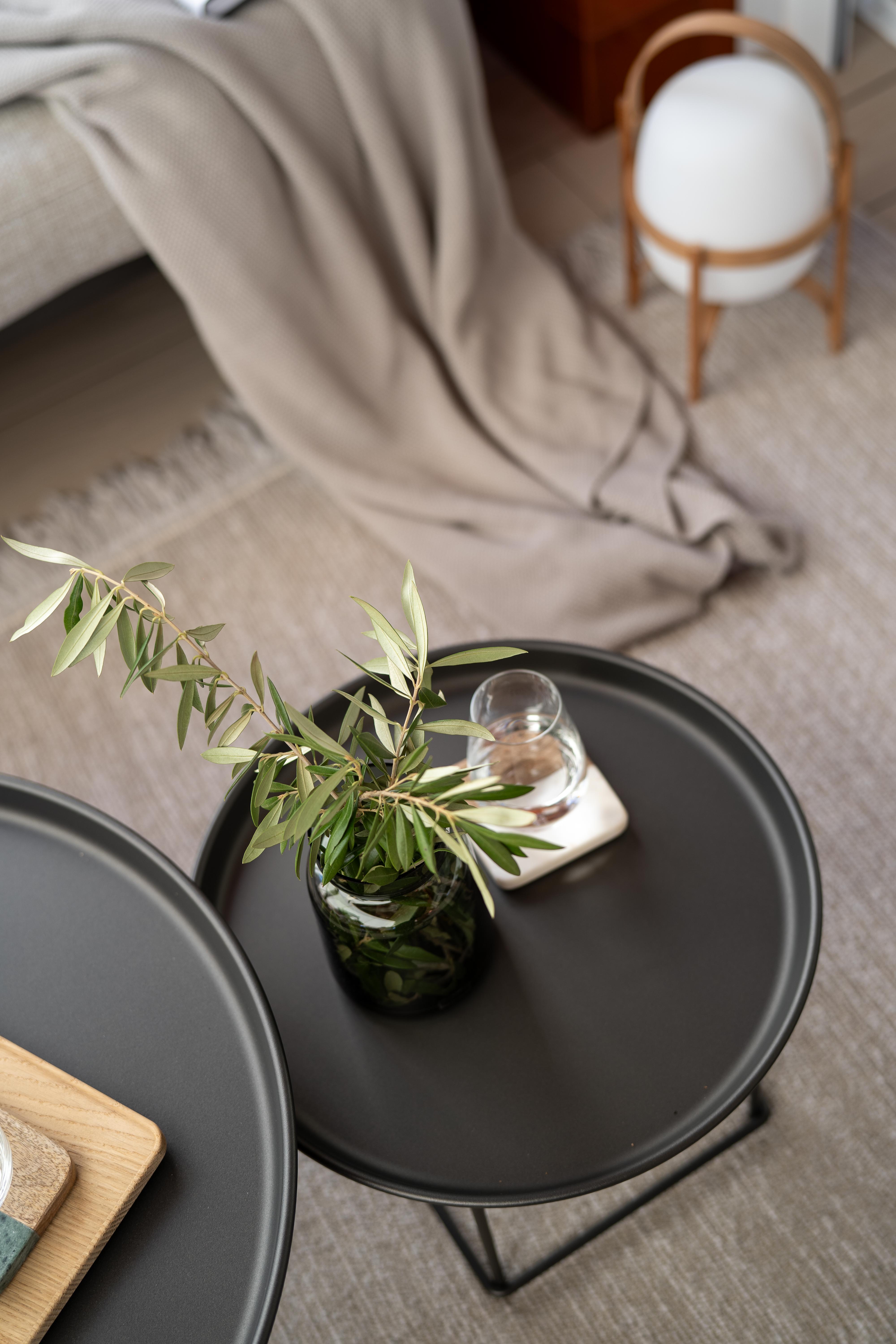 Mesas nido de color negro con jarrón decorativo