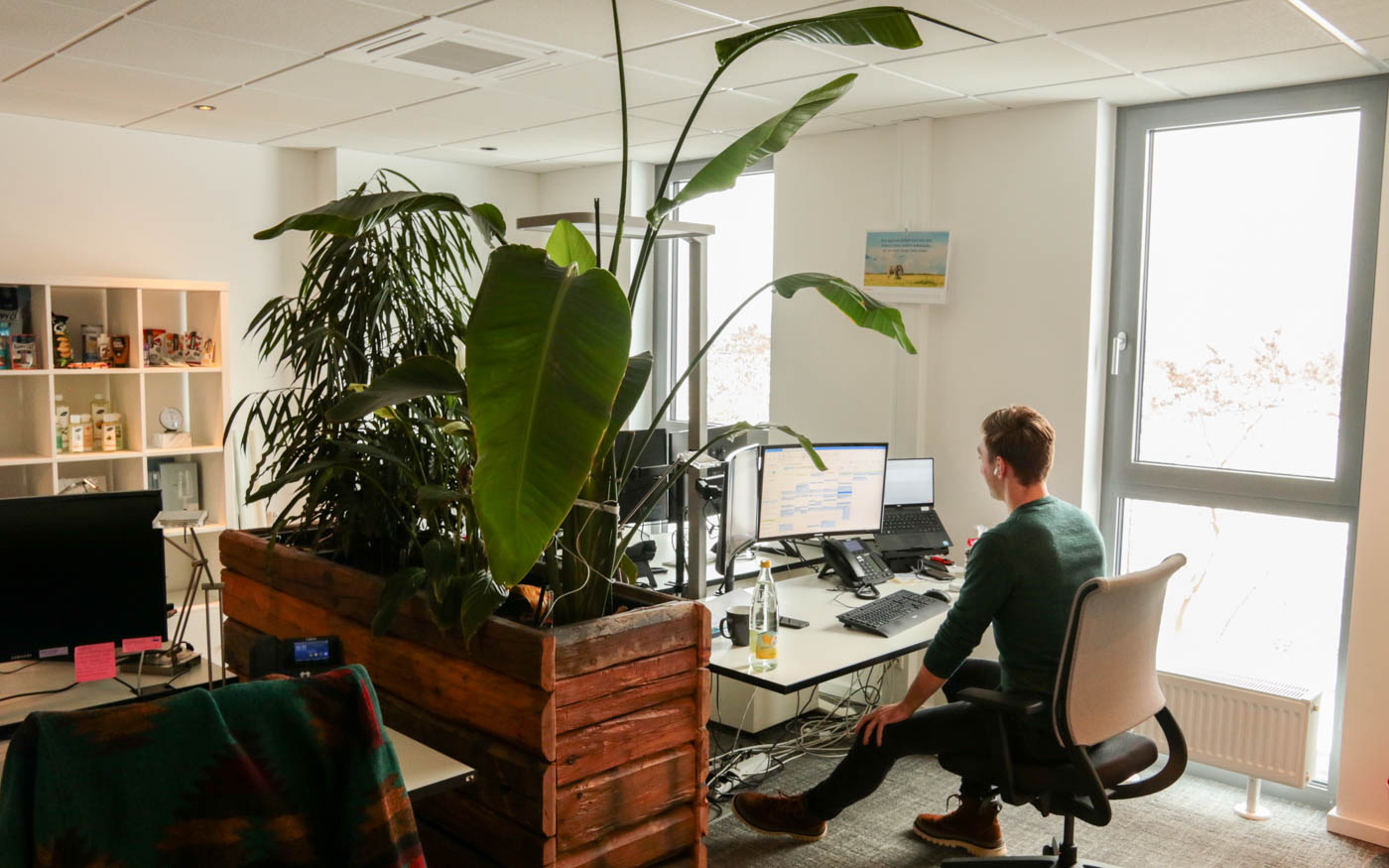Andre Unkrig, Geschäftsführer von rankk, sitzt an seinem Scheibtisch und schaut auf seinen Bildschirm.