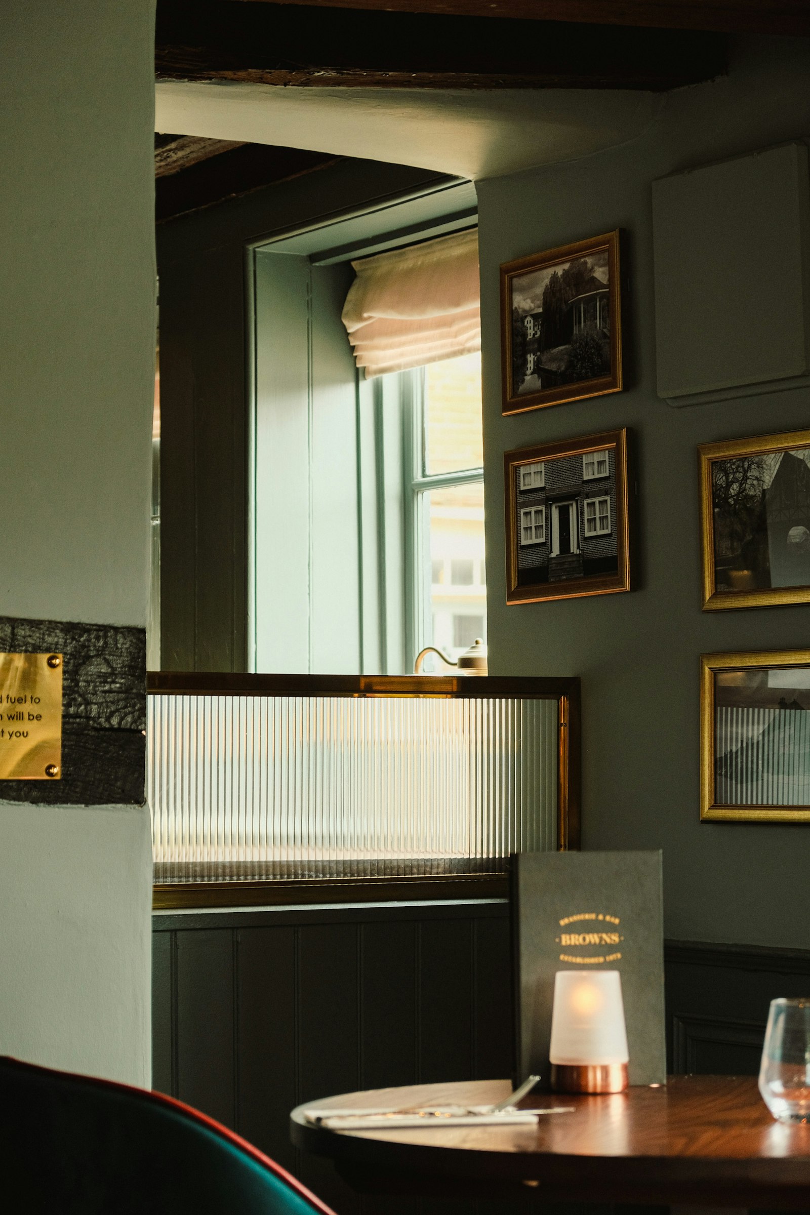 Interior de restaurante elegante con mesas de madera y ambiente cálido