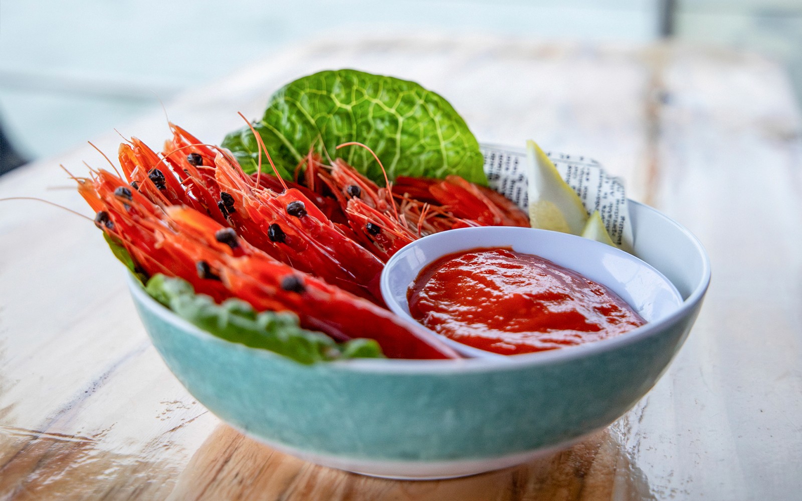 Gamberi con salsa cocktail serviti su una crociera turistica al tramonto a Phillip Island.