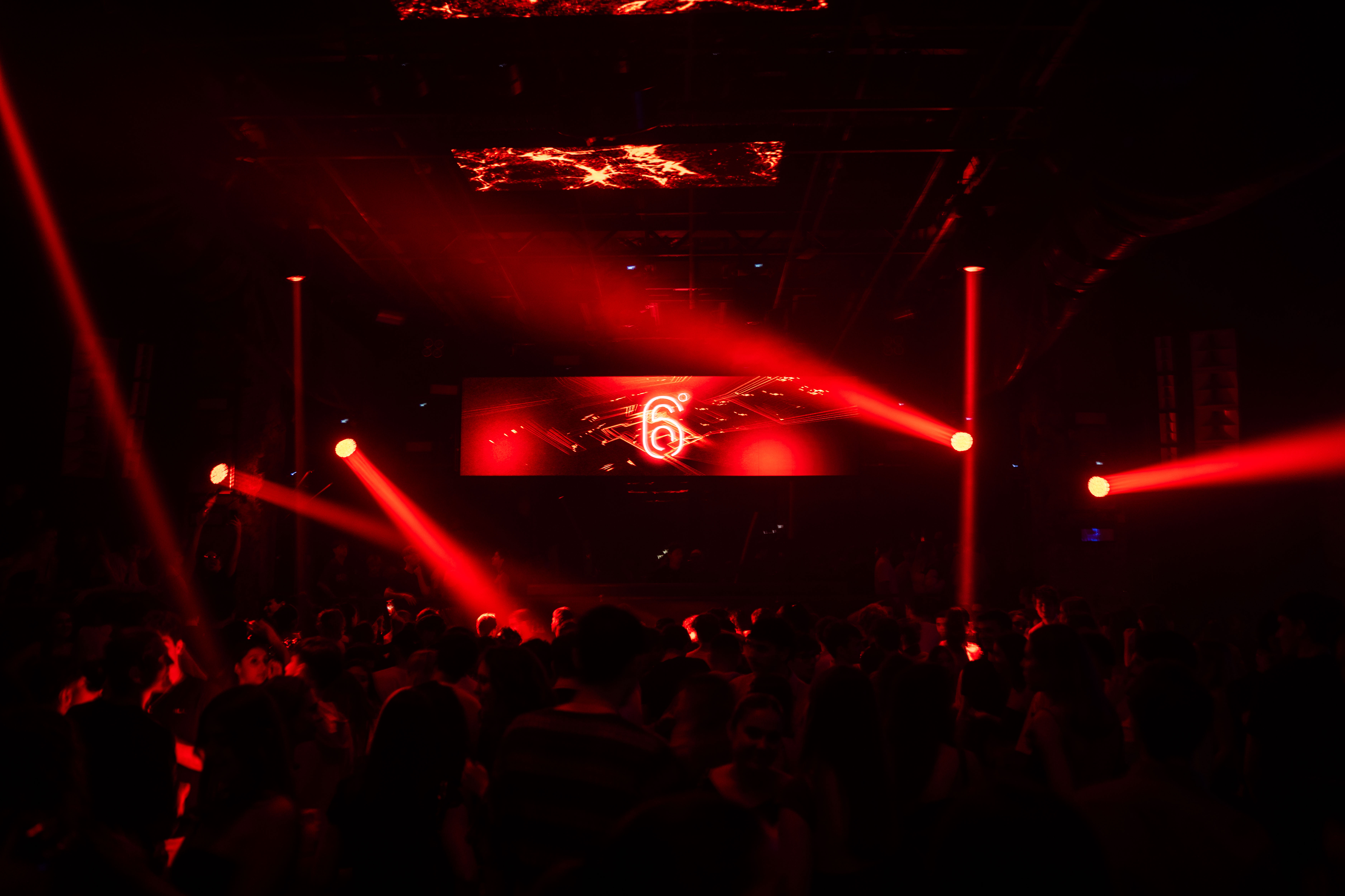 Artisti Sestopiano Torino  La scena degli artisti Torino è in continua evoluzione, e Sestopiano Torino nasce con l’obiettivo di valorizzare DJ Torino, producer elettronici e artisti emergenti Torino attraverso eventi dedicati alla musica elettronica Torino.  Ogni collaborazione nasce da una ricerca attenta: selezioniamo talenti che rappresentano una visione contemporanea della musica, portando nei nostri eventi Torino DJ set autentici e performance immersive.  La nostra pagina Artisti raccoglie sia i prossimi artisti che suoneranno nei nostri eventi, sia le collaborazioni artistiche già realizzate all’interno dei format Sestopiano Torino.  Seguici sui nostri social e su Instagram per scoprire lineup, anteprime e nuovi Events Turin.