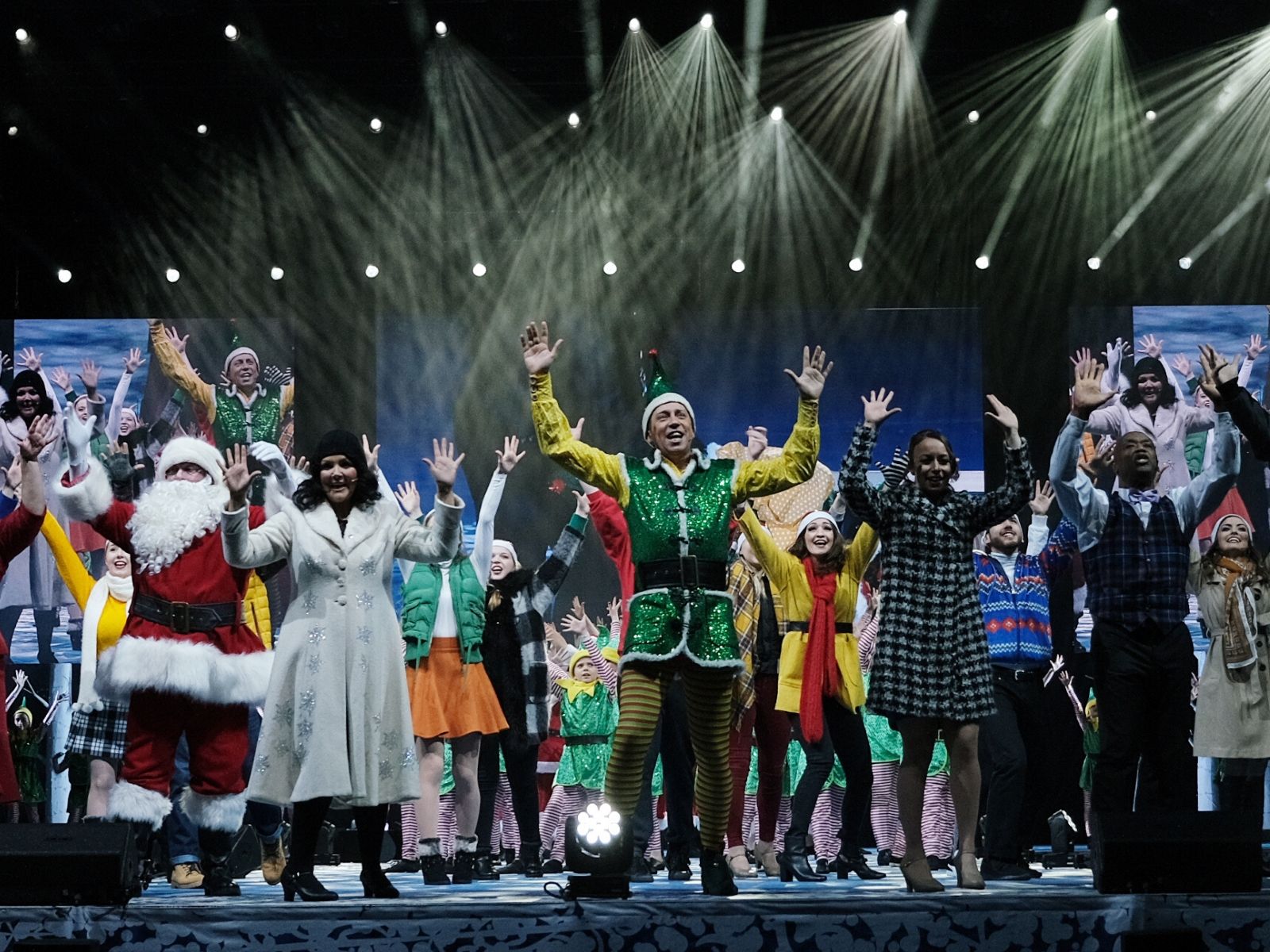 Elf! El Musical amb el repartiment del West End realitzant un número festiu a l'escenari.