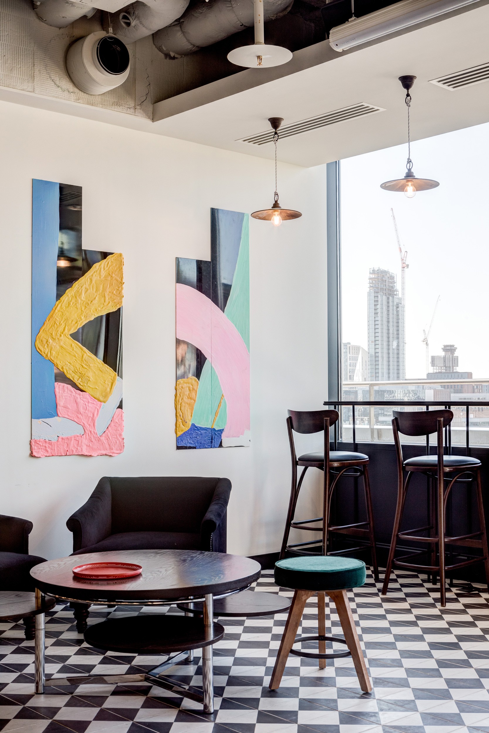 Irisierende Stoffpaneele in der Ausstellung CONTACT ZONES am MAK Frankfurt, gestaltet von Murat Adash