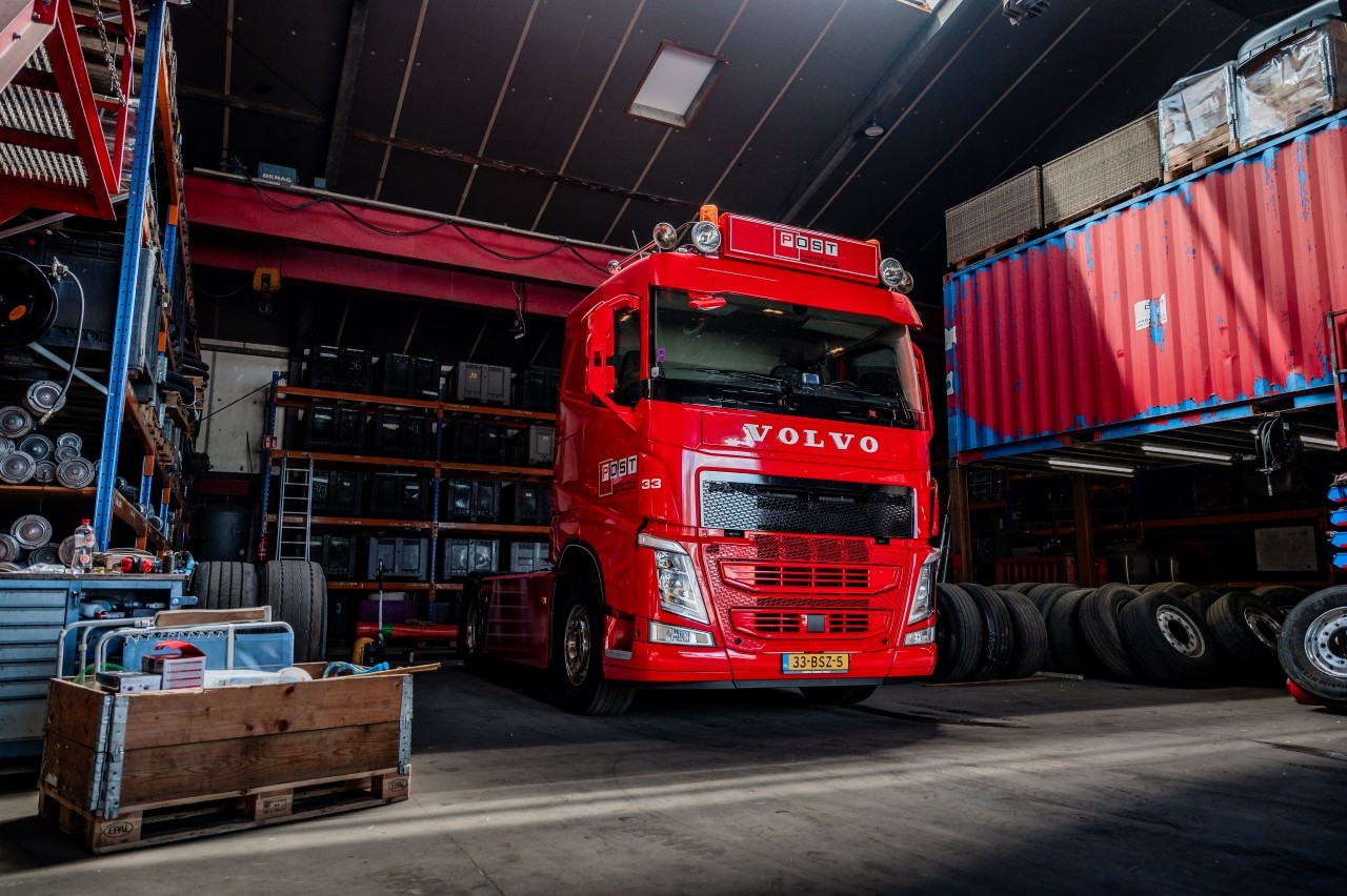 Rode volvo vrachtwagen in werkplaats