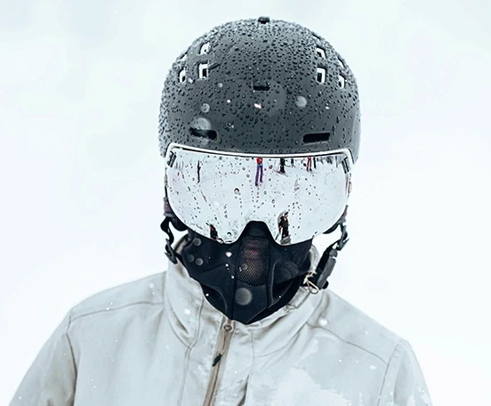 Homme avec casque de ski et masque de ski