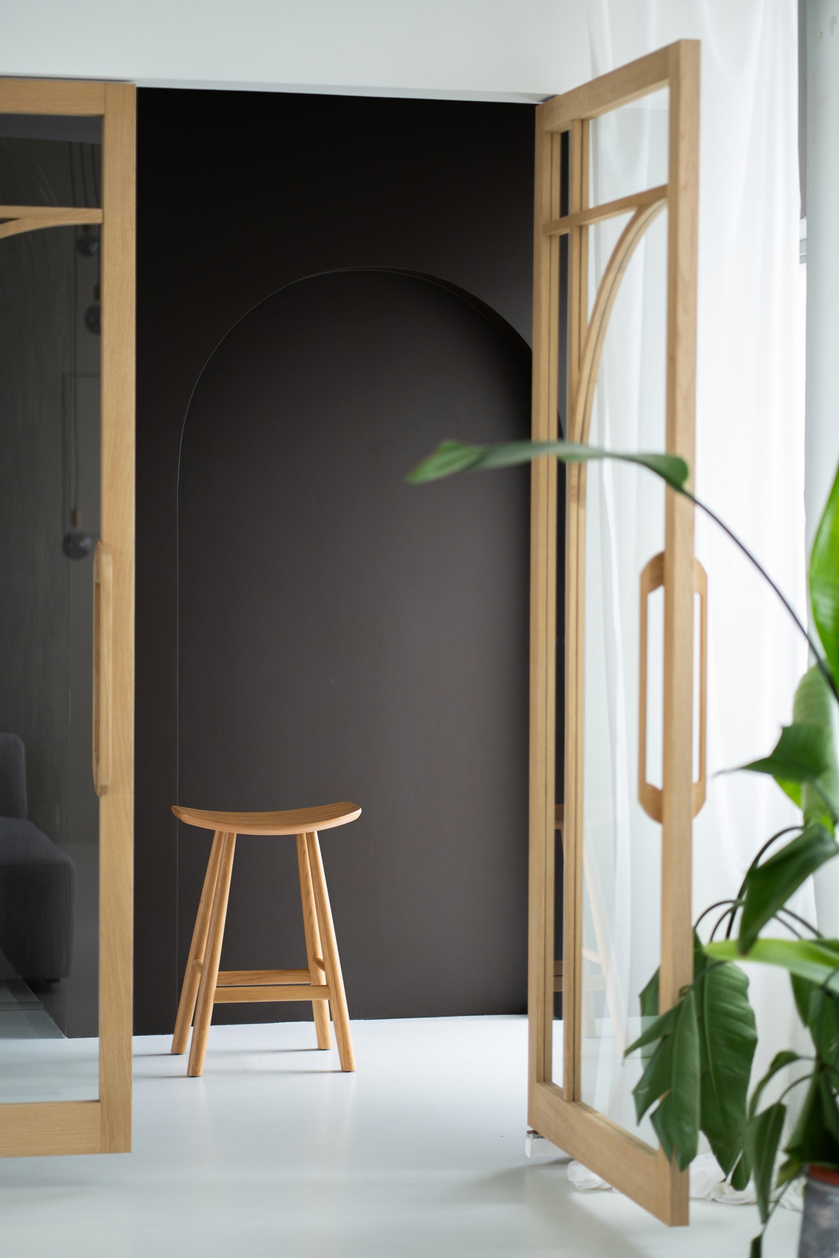 model voor beige muur in fotostudio The Home in Rotterdam met interieur accessoires