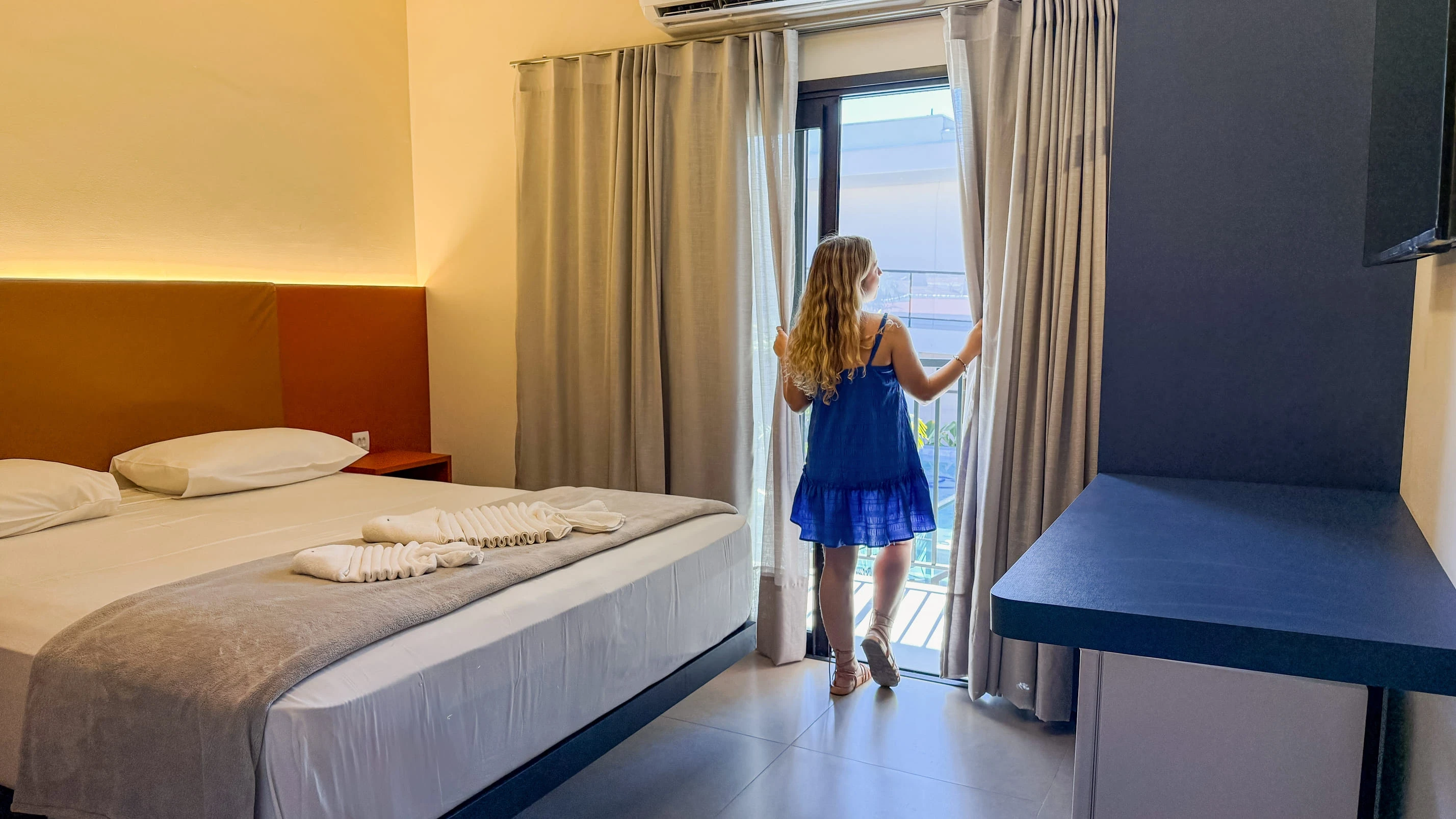 Apartamento Duplo com cama de casal e acesso à sacada.
