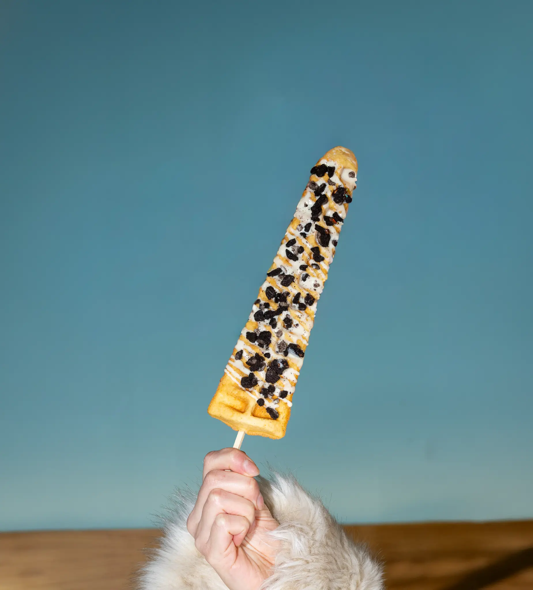 Wafflestick with white chocolate, oreos and softice