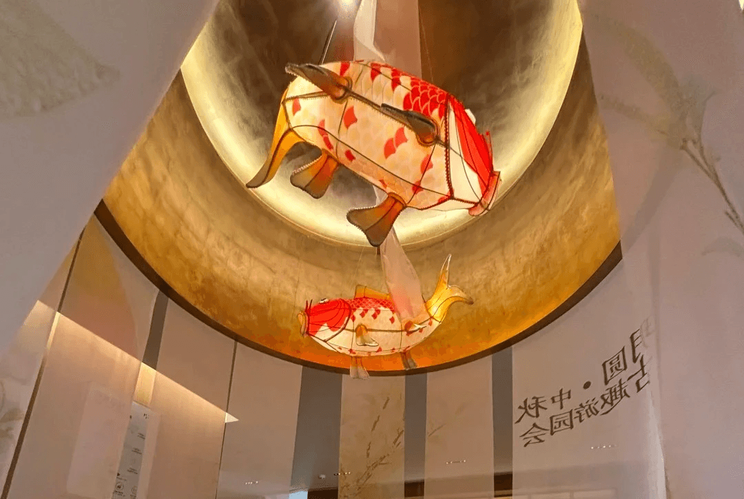 高級會所節慶佈置，手工錦鯉造型燈籠懸掛於金色圓頂天花，提升室內空間美陳質感。