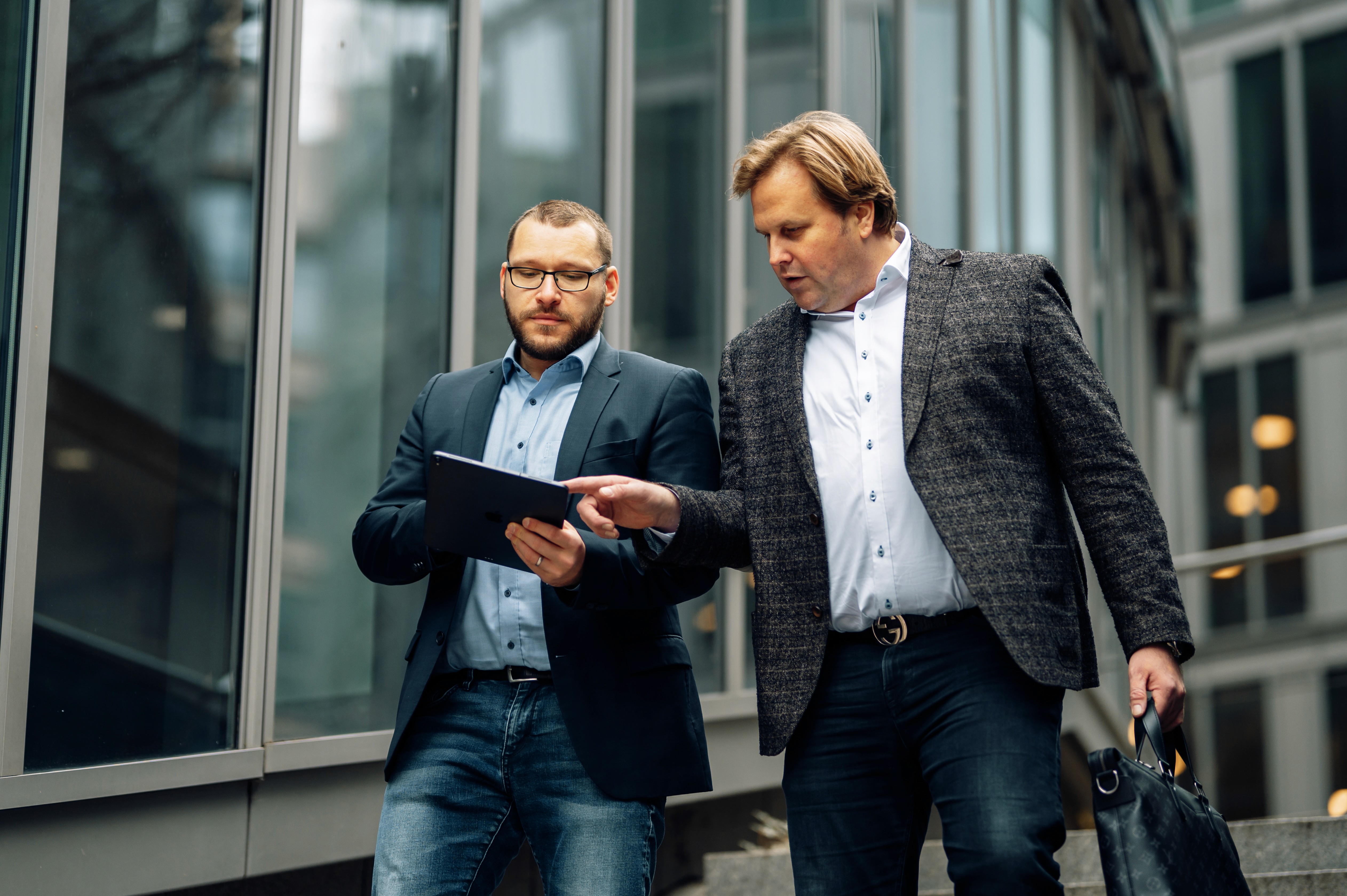 Zwei Berater von Commerce Partner im Gespräch über E-Commerce Strategie und digitale Vertriebsentwicklung