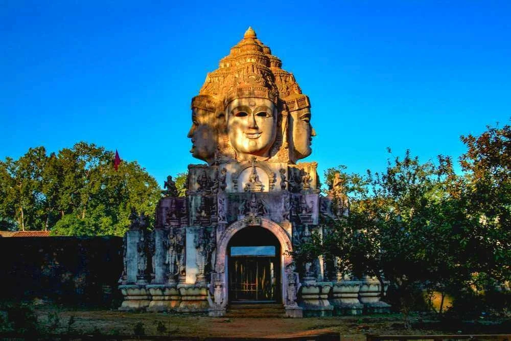 Four-faced temple entrance sculpture