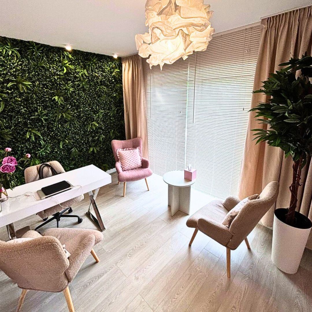 Kobieta odzyskująca radość z życia i pokonaniu swoich lęków dzięki psychoterapii online