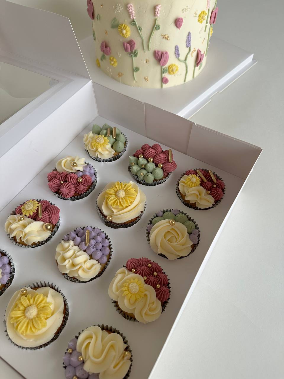 Cupcakes floral theme