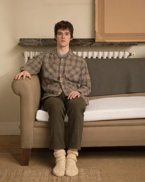 Dans le lookbook de la marque Danoise Another Aspect, le mannequin porte un costume gris et une chemise blanche