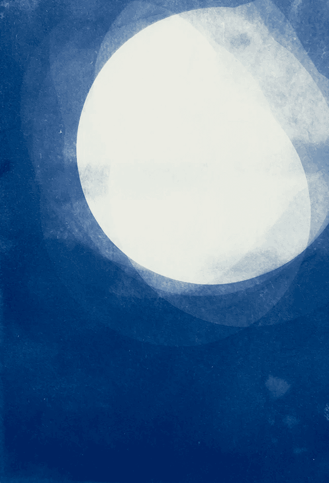 Abstrakte blaue Strukturen auf Papier, erzeugt durch unterschiedliche Belichtungsstärken und UV-Licht im Cyanotypie-Prozess.