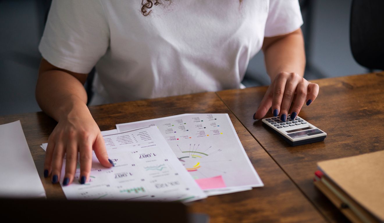 Imagem mostra mulher controlando gastos de rotina