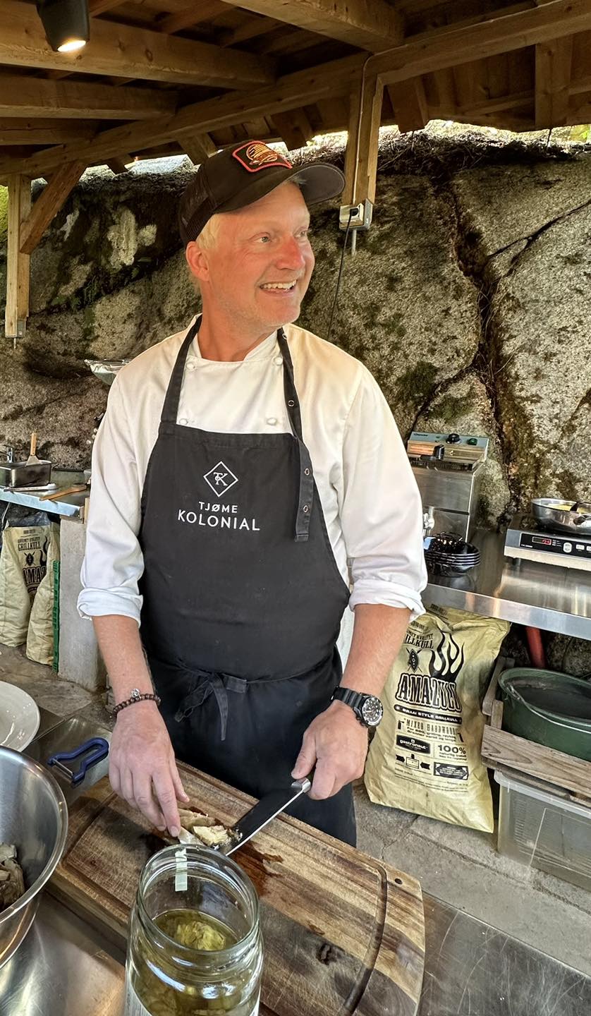 Kokken Kim som forebreder grillmeny