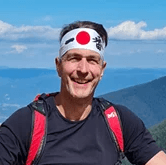 Profilbild Peter Kiefer mit Wanderstöcken