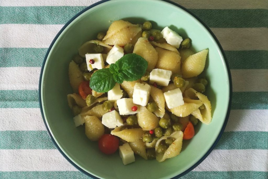 Pasta con piselli, feta e menta