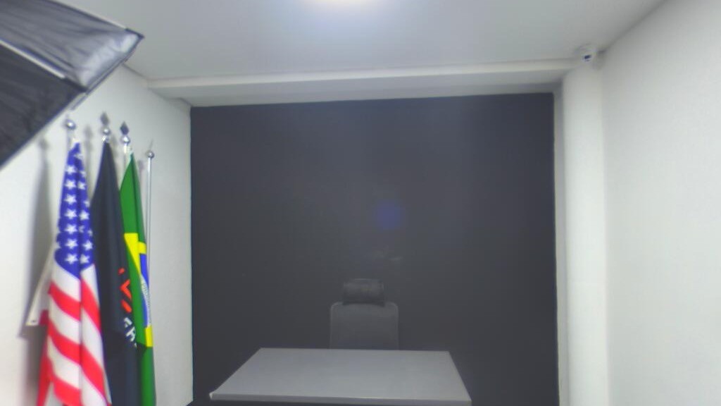 Estúdio de gravação da UNEED, com iluminação de softbox, fundo e bandeiras