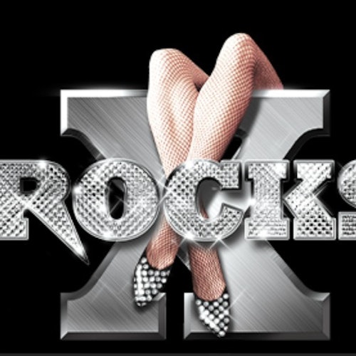 閃亮的"X ROCKS"文字，搭配交叉的魚網腿和閃亮的高跟鞋，背景為黑色。