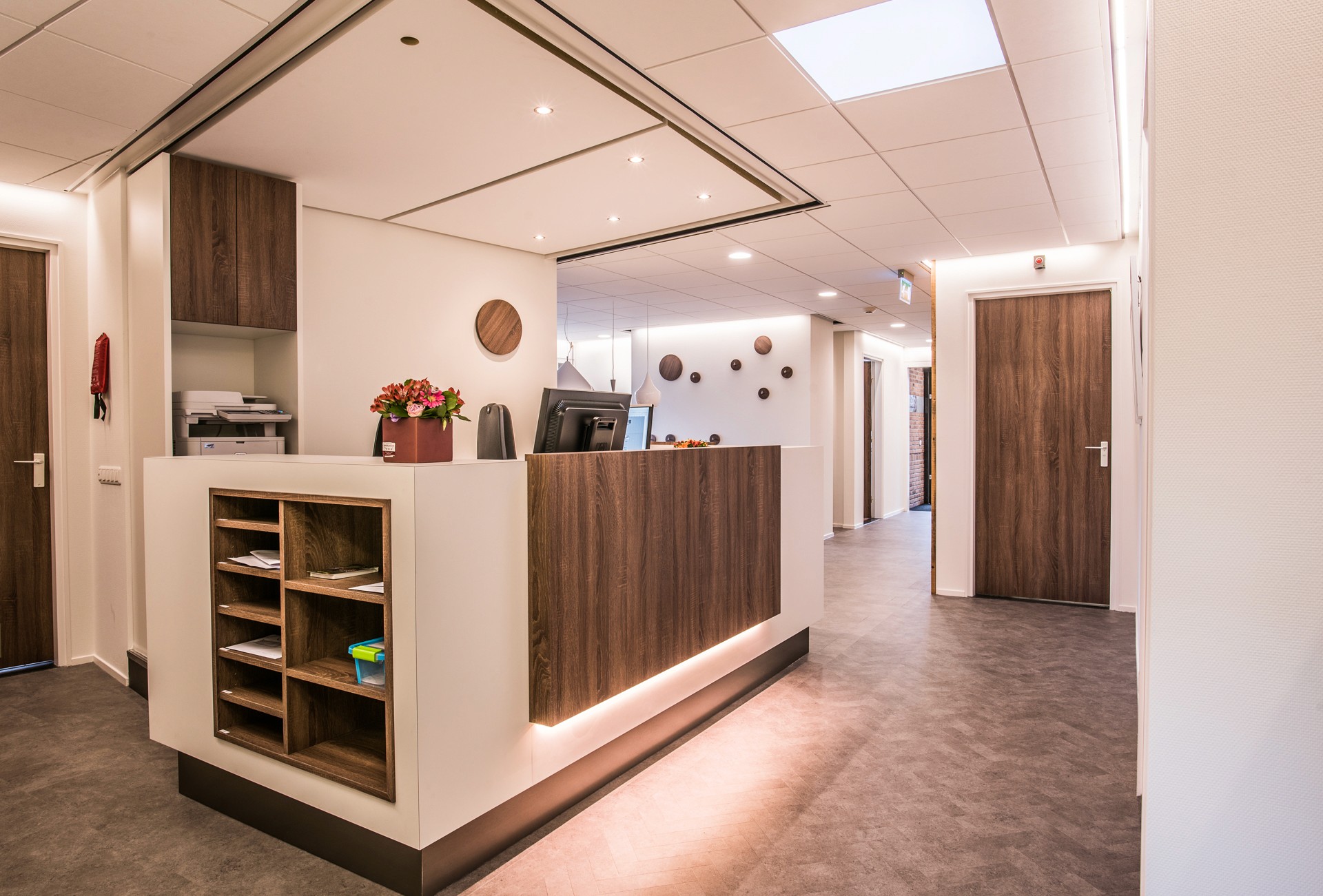 Modern kitchen interior featuring a central island, wooden cabinetry, and bright lighting. Spacious and minimalist design.