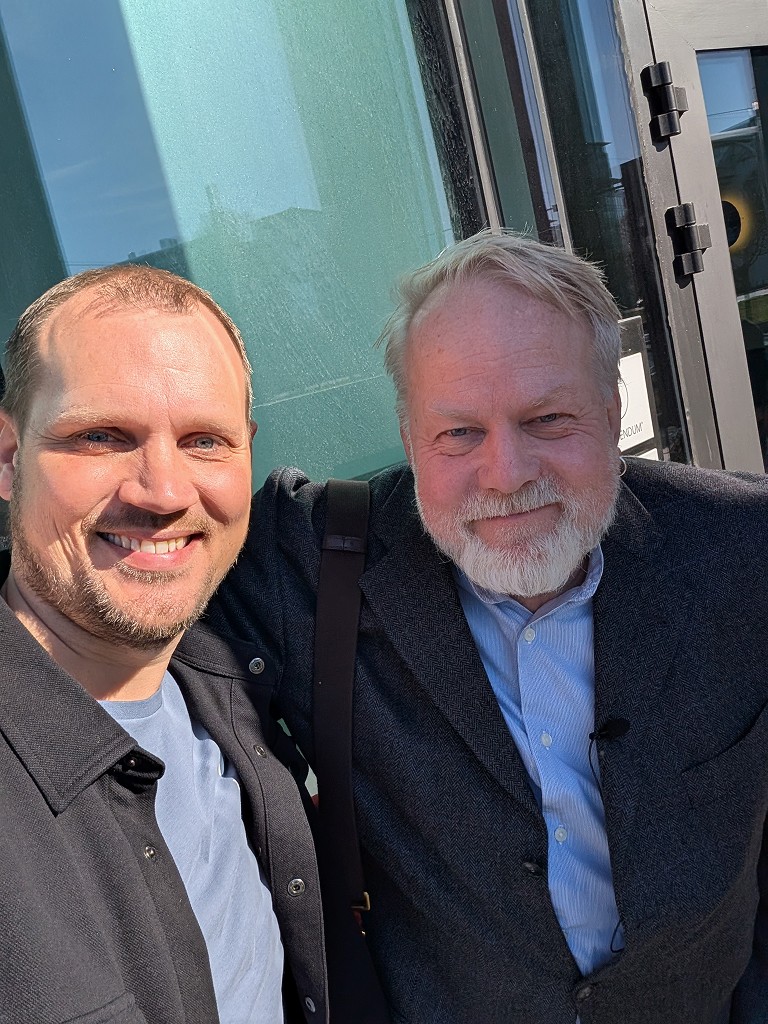Michael Söderman och Peter Apelgren tillsammans utomhus