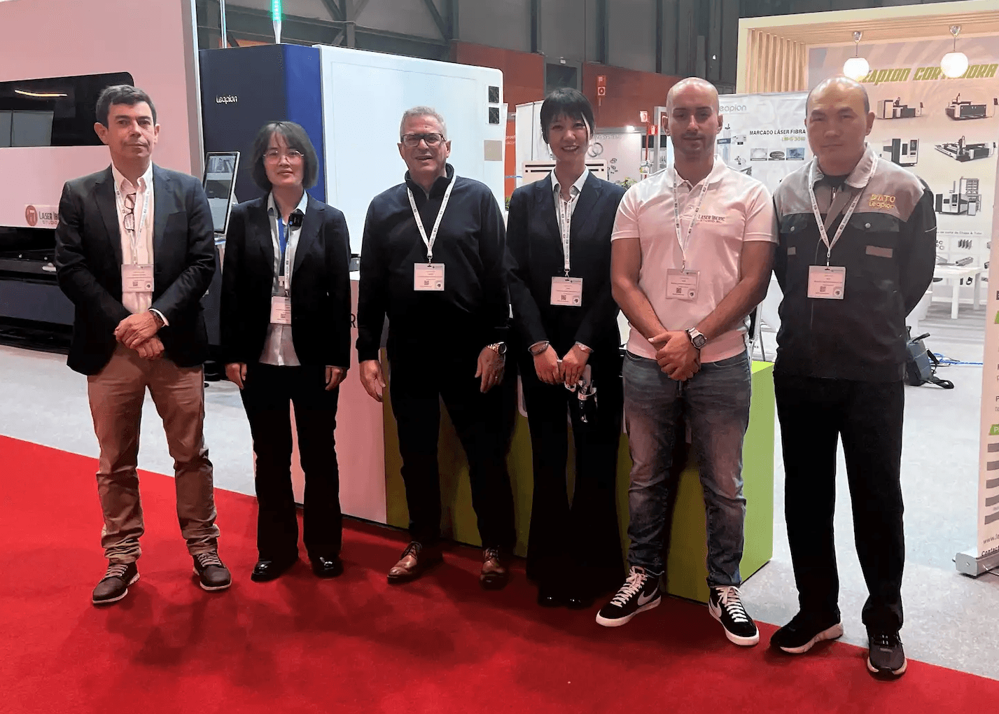 foto del equipo junto con leapion en la feria