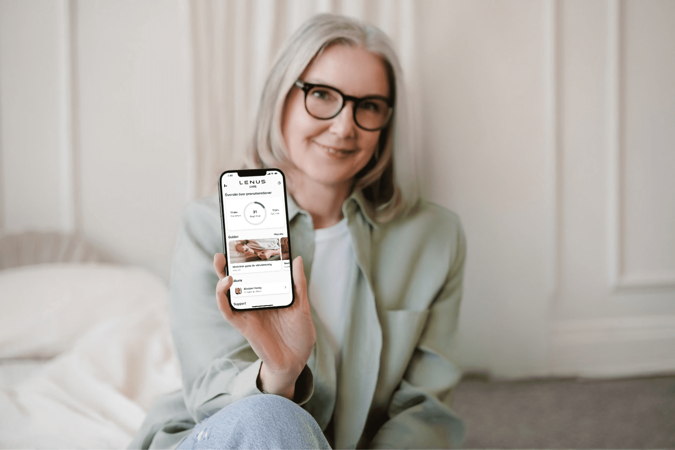 Johannes Cullberg står på en strand, ler och tittar mot kameran med armarna i kors