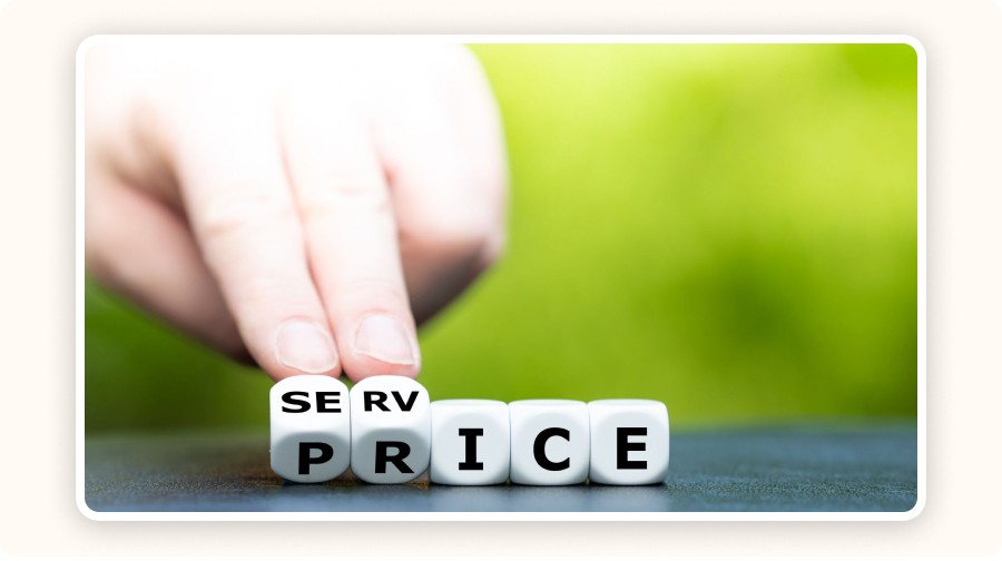 Main ajustant des cubes affichant les mots “service” et “price”