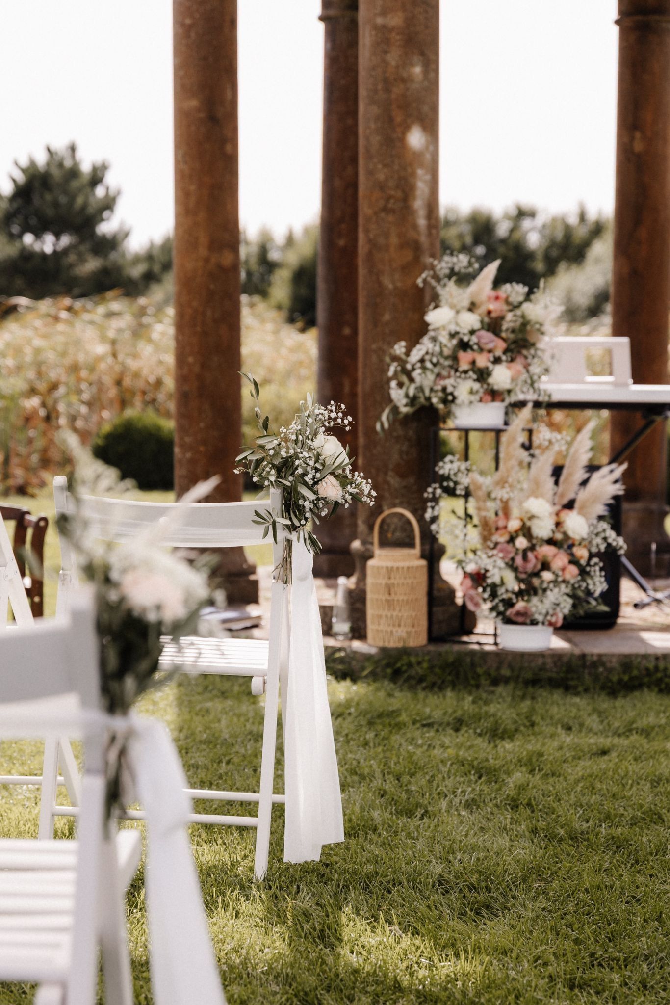 Elegante Stuhldekoration für eine freie Trauung im Freien von RICH EVENTS